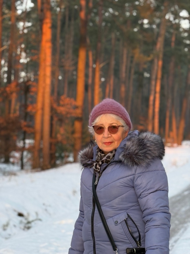 Babcia w zimowym lesie