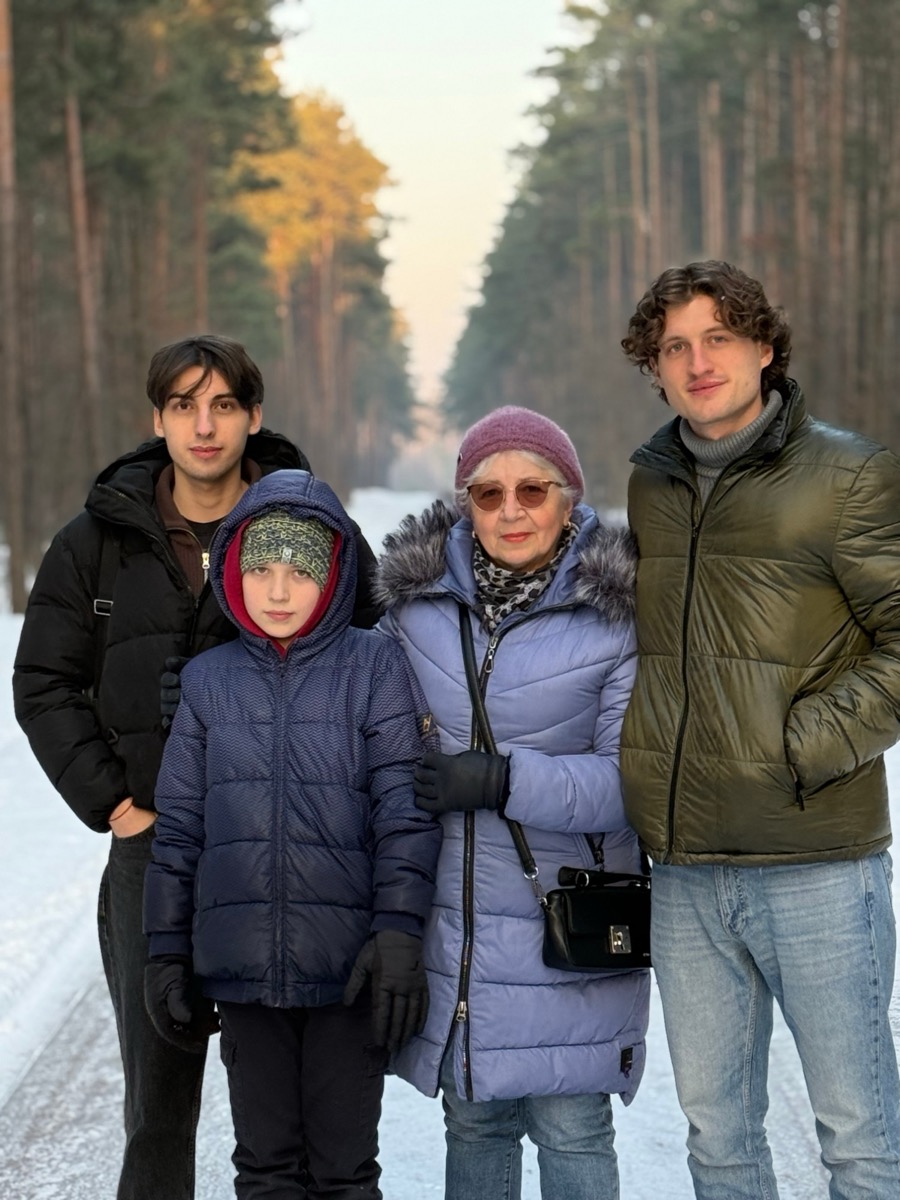 Babcia z wnukami w zimowym lesie